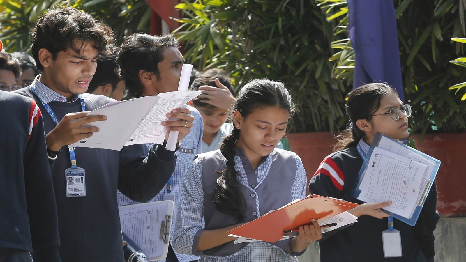 2026 ರ CBSE 10 ಮತ್ತು 12 ನೇ ತರಗತಿಯ ಬೋರ್ಡ್ ಪರೀಕ್ಷೆಗಳು ನಾಳೆಯಿಂದ ಪ್ರಾರಂಭವಾಗುತ್ತವೆ - ಪೆನ್ನುಗಳು ಮತ್ತು ಪಾರದರ್ಶಕ ನೀರಿನ ಬಾಟಲಿಗಳ ಕುರಿತು ಪ್ರಮುಖ ಮಾರ್ಗಸೂಚಿಗಳು