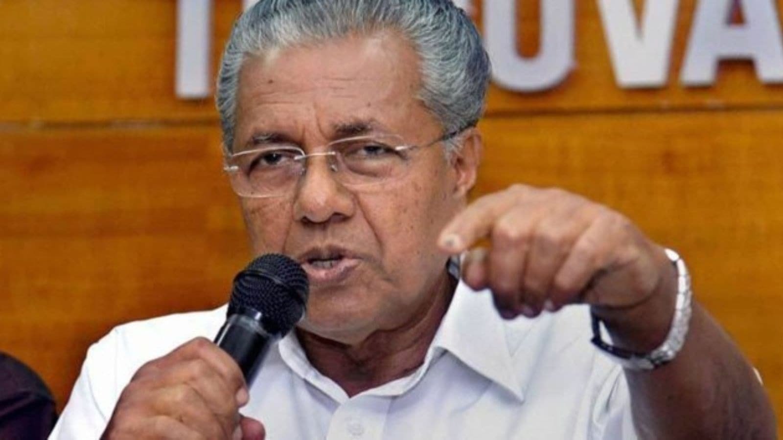 ಶಬರಿಮಲೆ ವಿಷಯವಾಗಿ ಕೇರಳ ಸರ್ಕಾರವನ್ನು ಟೀಕಿಸಿದ ಬಿಜೆಪಿ ಮತ್ತು ಕಾಂಗ್ರೆಸ್, ರಾಜಕೀಯ ಉದ್ದೇಶದ ಆರೋಪಗಳನ್ನು ಎತ್ತಿದೆ.